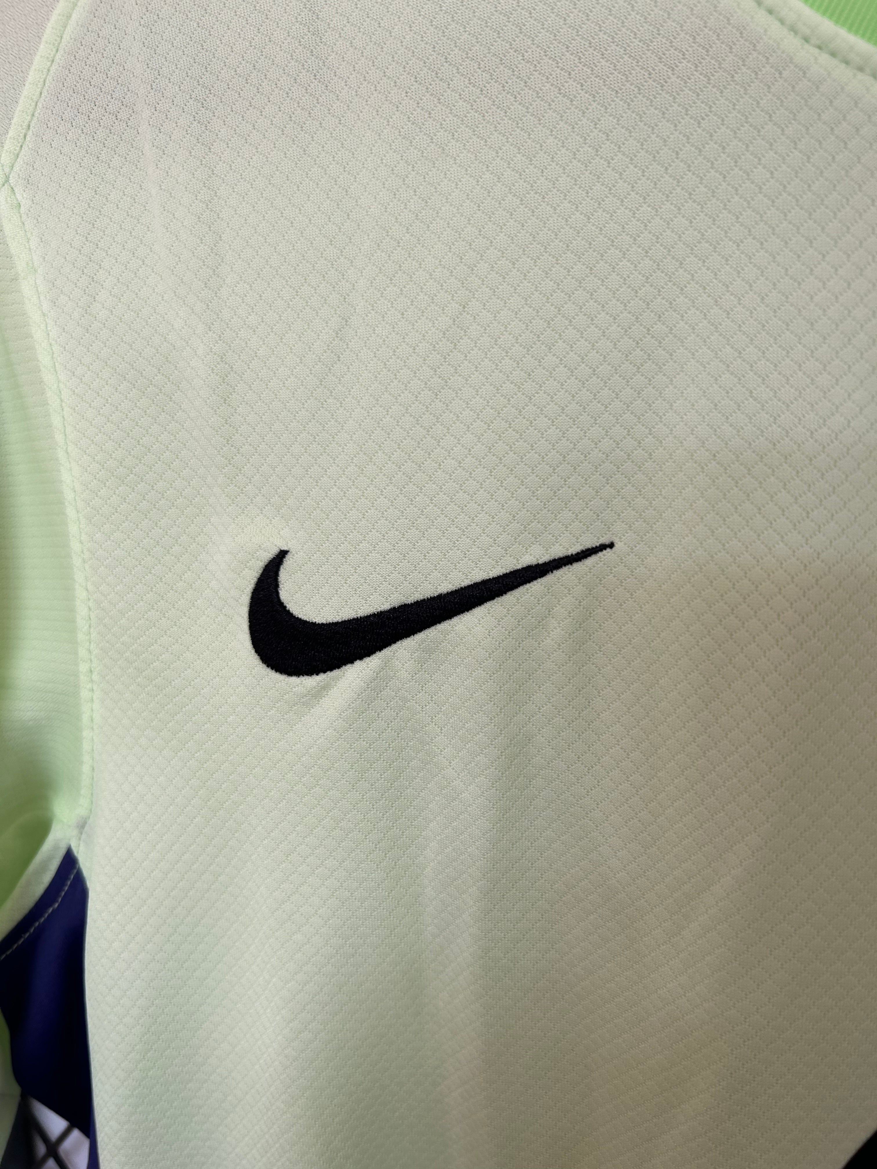 25-26 Barcelona Fluorescent Green